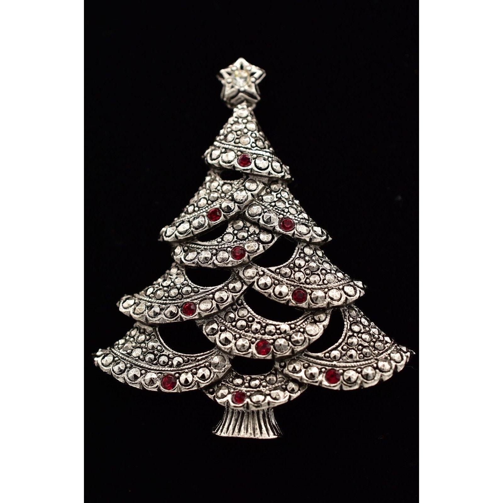 Avon Vintage Christmas Tree Pin Brooch Silver Red Gray Crystal Signed Binap 23$